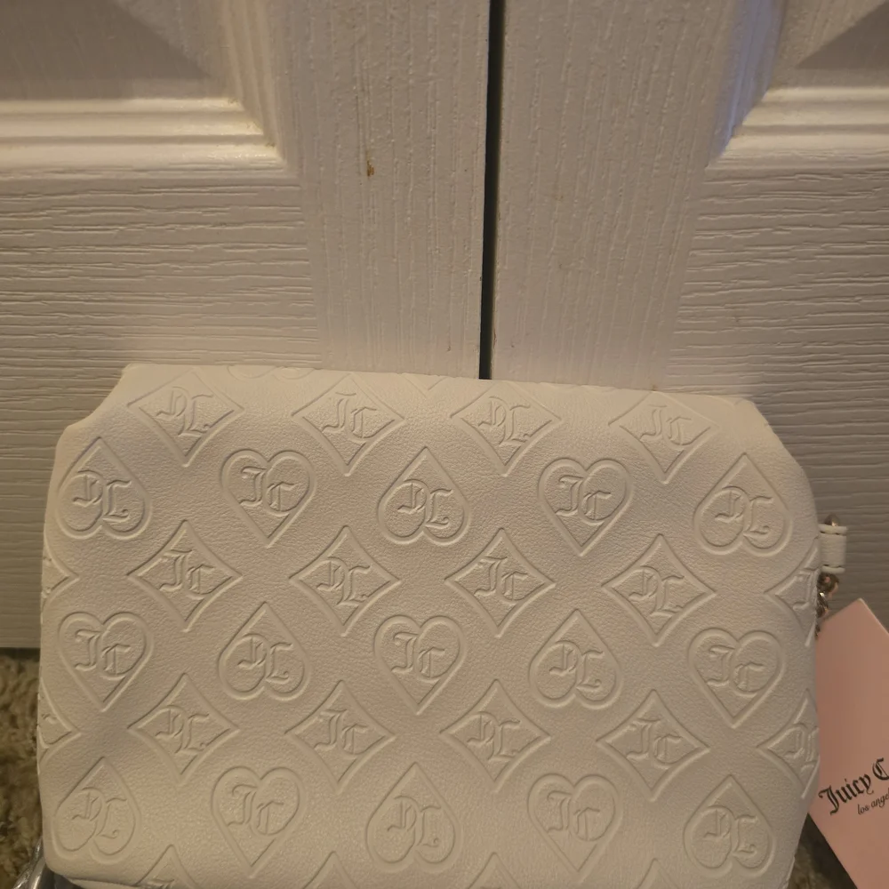 Juicy Couture White Embossed Heart Logo Wristlet with Multicolor Gem Plaque - Picture 3 of 7